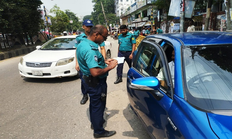 রাজধানীতে ট্রাফিক আইন লঙ্ঘনে ৭৩৫ মামলা