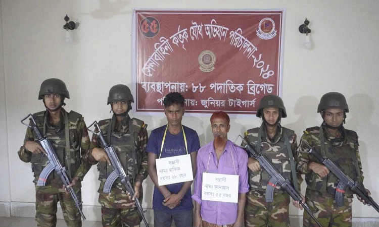 রাজবাড়ীতে সেনাবাহিনীর অভিযানে হত্যা চেষ্টা মামলার ২ আসামি গ্রেপ্তার
