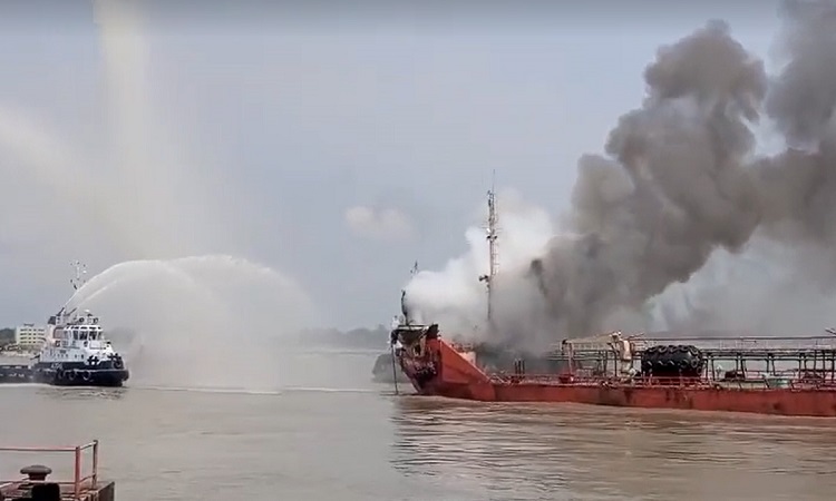 পতেঙ্গায় তেলবাহী জাহাজে বিস্ফোরণ, নিহত ১