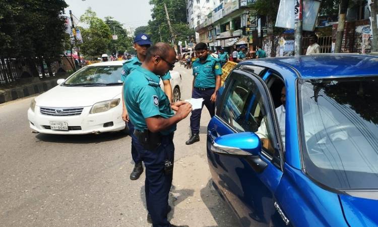 রাজধানীতে ট্রাফিক আইন লঙ্ঘন, জরিমানা ৩৩ লাখ
