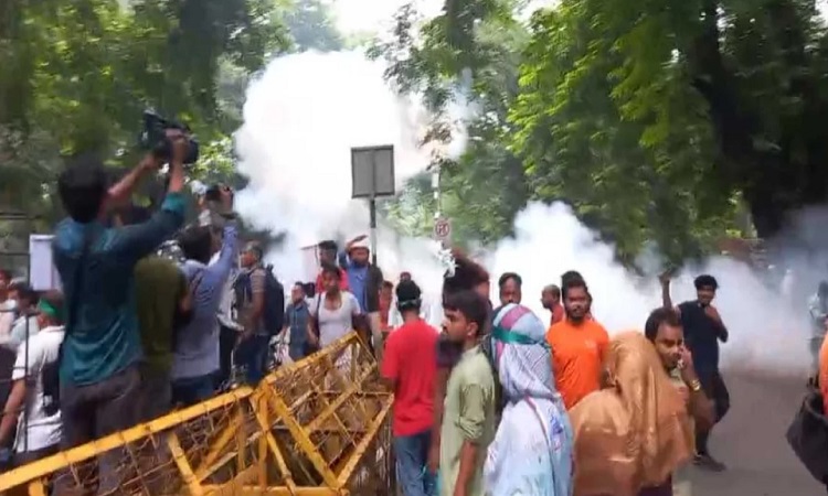 ৩৫ প্রত্যাশীদের ছত্রভঙ্গ করতে পুলিশের লাঠিচার্জ, টিয়ারশেল নিক্ষেপ