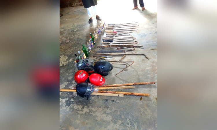 চবির ২ হলে অভিযানে দেশীয় অস্ত্রসহ মাদকদ্রব্য উদ্ধার