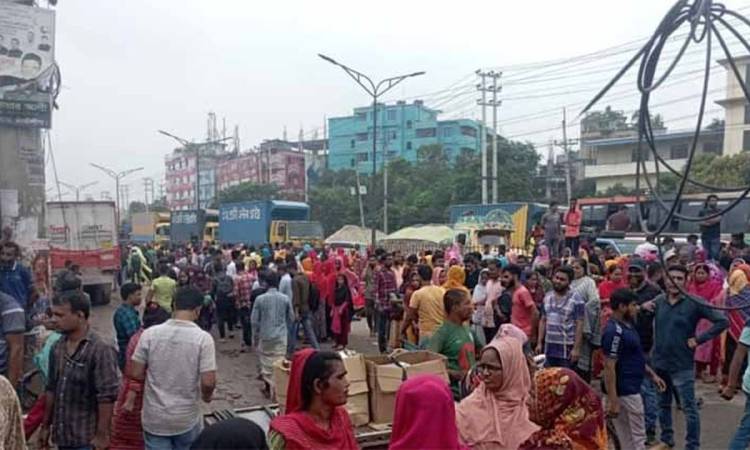 আশুলিয়ায় পুলিশের সাথে সংঘর্ষে শ্রমিক নিহত, গুলিবিদ্ধ ৫