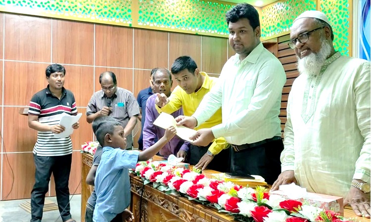 হিলিতে ক্ষুদ্র নৃগোষ্ঠী শিক্ষার্থীদের মাঝে বাইসাইকেল ও শিক্ষা বৃত্তি প্রদান