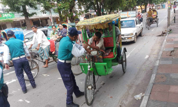 এক সপ্তাহে ২০ হাজার ব্যাটারিচালিত রিকশার বিরুদ্ধে ব্যবস্থা: ডিএমপি