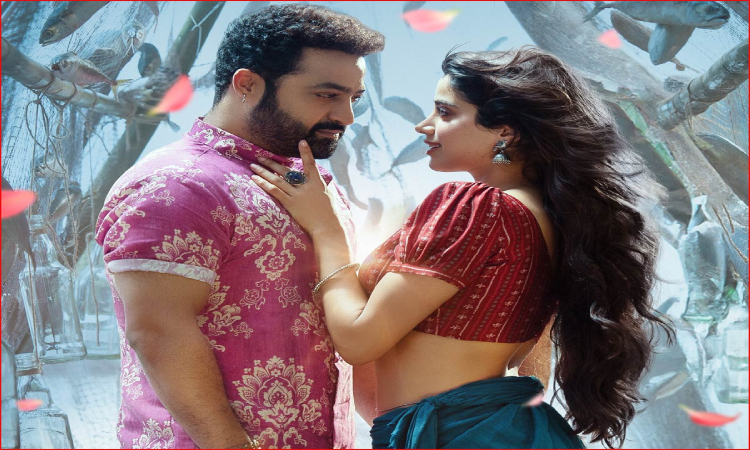 পর্দায় এনটিআর-জাহ্নবীর রোমান্স দেখে মারা গেলেন ভক্ত