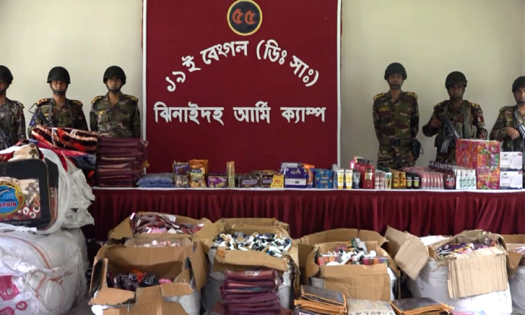 ভারত থেকে আসা বিপুল পরিমাণ প্রসাধনী, শিশু খাদ্য ও শাড়ি জব্দ