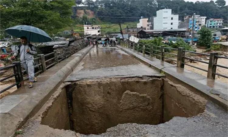 কাঠমান্ডুর হাইওয়েতে ধস, গাড়ি চাপায় নিহত ৩৫
