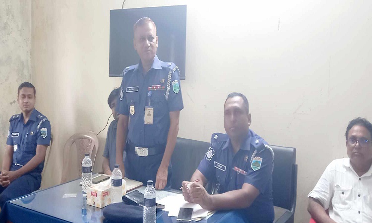 গোমস্তাপুরে পূজা উদযাপন পরিষদের সাথে পুলিশের মতবিনিময়