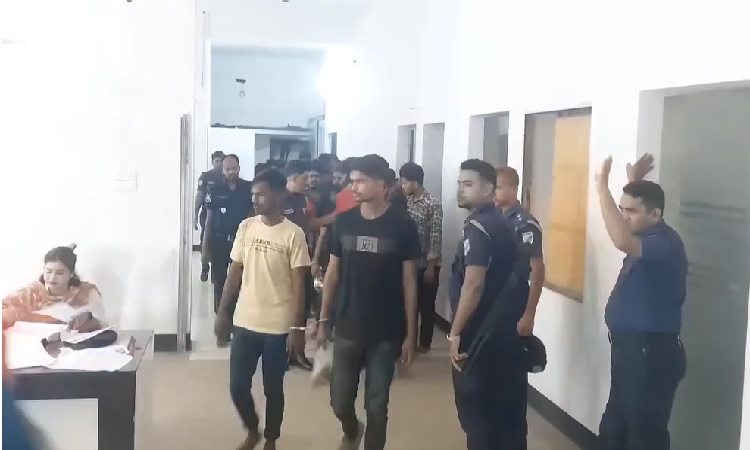 সেনাবাহিনী ও র‌্যাবের গাড়ি ভাঙচুরের অভিযোগে ৩৬ জনকে আটক