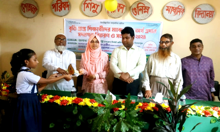 হিলিতে বৃত্তিপ্রাপ্ত শিক্ষার্থীদের সংবর্ধনা, সনদপত্র বিতরণ ও নগদ অর্থ প্রদান