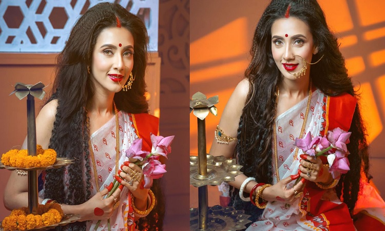 মহালয়ায় লাস্যময়ী রূপে নজর কাড়লেন মিম