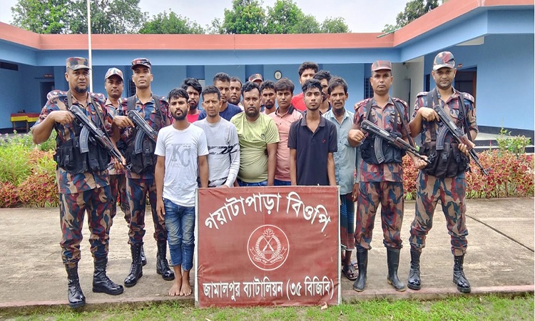 সীমান্তে বিজিবির হাতে ১২ যুবক আটক