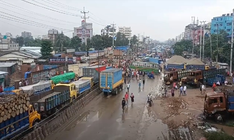৫২ ঘণ্টা পর সড়ক অবরোধ তুলে নিলেন শ্রমিকেরা