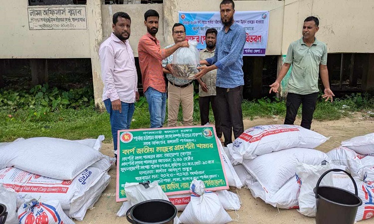 লামায় মৎস্য চাষীদের মাঝে মাছের পোনা ও উপকরণ বিতরণ
