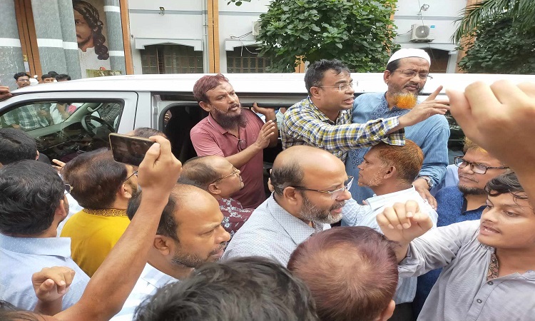 ইবি ক্যাম্পাসে এসে তোপের মুখে দুই ছাত্রলীগ নেতা