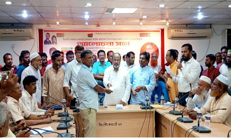 সিংড়ায় দুর্গোৎসব উপলক্ষে বিএনপির আর্থিক সহায়তা
