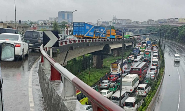 রাতভর বৃষ্টি, সকালে ভোগান্তি