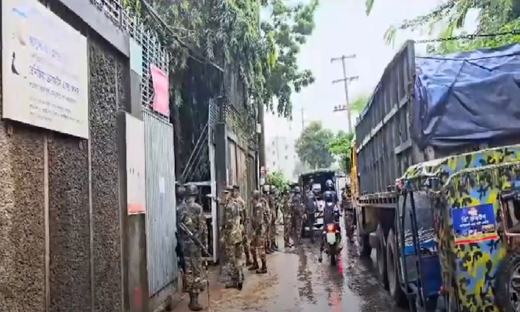 আশুলিয়ায় কঠোর নিরাপত্তায় কারখানা চালু