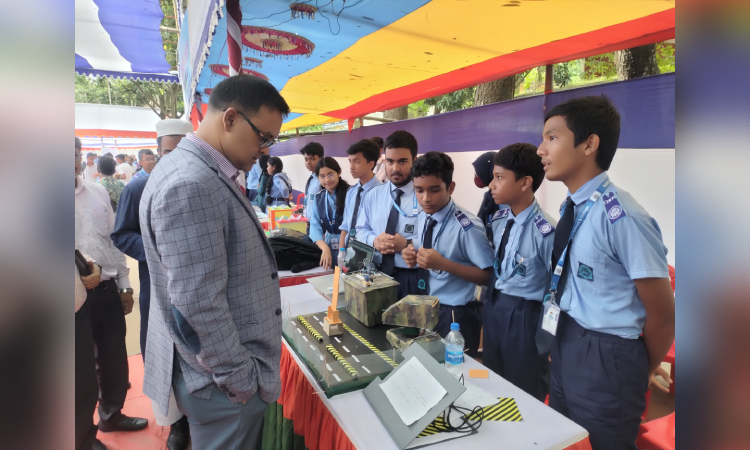 নওগাঁয় বিজ্ঞান মেলা ও বিতর্ক প্রতিযোগিতা অনুষ্ঠিত