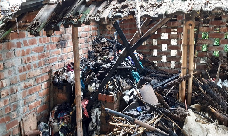 আত্রাইয়ে আগুন ধরিয়ে সপরিবার হত্যা চেষ্টার অভিযোগ