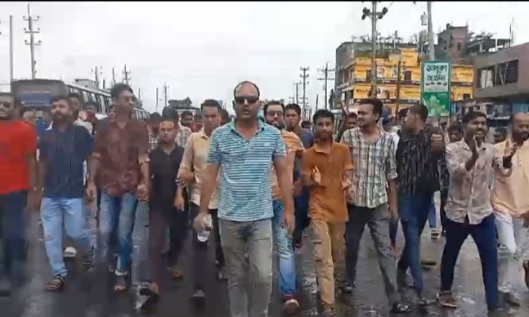 ছাত্র-জনতা হত্যার বিচারের দাবিতে ভালুকায় ছাত্রদলের বিক্ষোভ