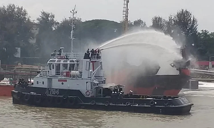 ২ ট্যাংকারে অগ্নিকাণ্ডকে নাশকতা বলছে বিএসসি