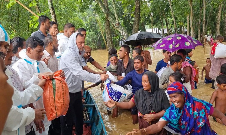 শেরপুরে বন্যার্তদের মাঝে বিএনপির খাদ্যসামগ্রী বিতরণ