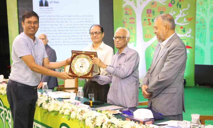 শ্রেষ্ঠ গুণী শিক্ষকের পুরস্কার পেলেন বাকৃবি অধ্যাপক এহসানুল কবীর