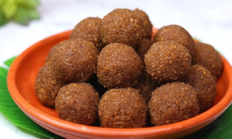 পূজায় মজাদার নারিকেল গুড়ের নাড়ু
