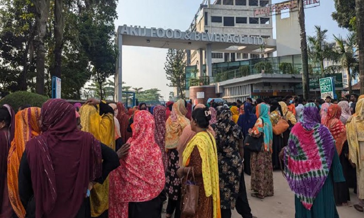 ধামরাইয়ে শ্রমিকদের বিক্ষোভ, সড়ক অবরোধ