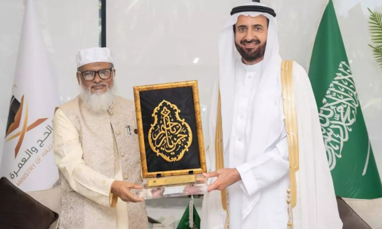 কাবা শরিফের গিলাফ উপহার পেলেন ধর্ম উপদেষ্টা