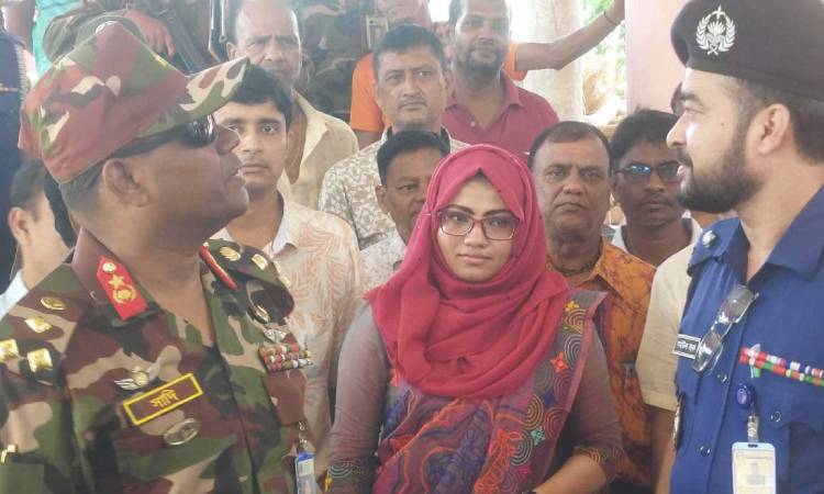 সিংড়ায় সেনাবাহিনীর পূজামণ্ডপ পরির্দশন