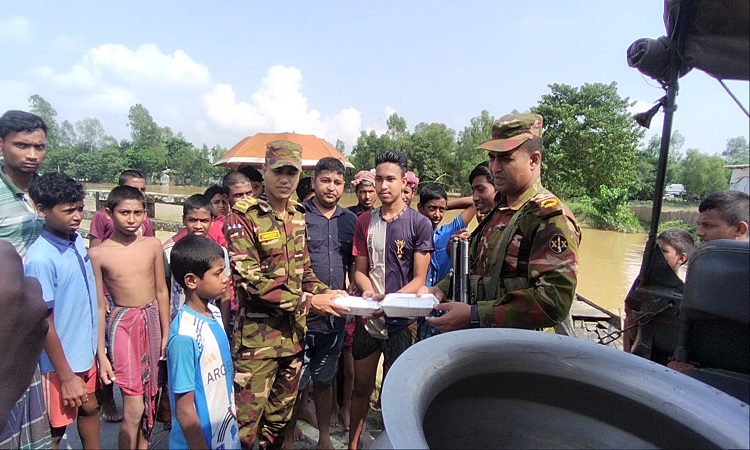 বন্যার্তদের মাঝে সেনাবাহিনীর রান্না করা খাবার বিতরণ
