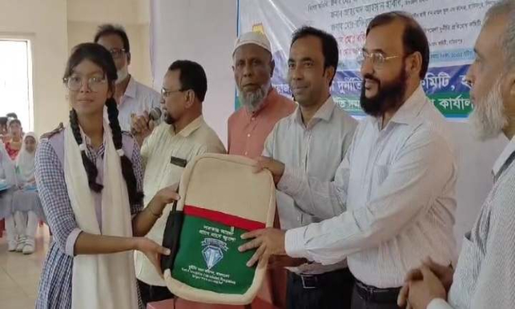 হিলিতে শিক্ষার্থীদের মাঝে শিক্ষা উপকরণ বিতরণ ও মতবিনিময় সভা