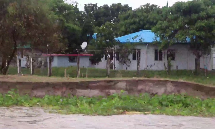 দৌলতপুরে পদ্মার ভাঙন ঝুঁকিতে বিজিবি ক্যাম্প
