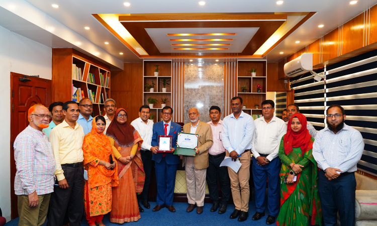 জাতীয় জন্ম ও মৃত্যু নিবন্ধনের সম্মাননা স্মারক রাসিক প্রশাসকের নিকট হস্তান্তর