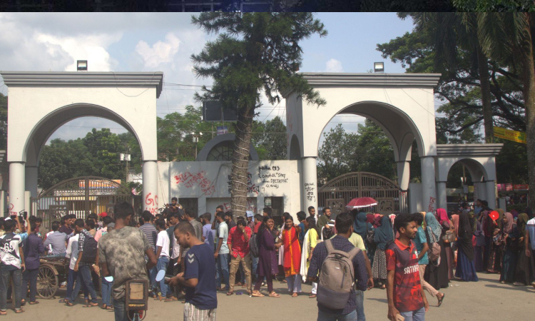 ইবি শিক্ষকের চাকরিচ্যুতির দাবিতে শিক্ষার্থীদের বিক্ষোভ ও প্রধান ফটক অবরোধ