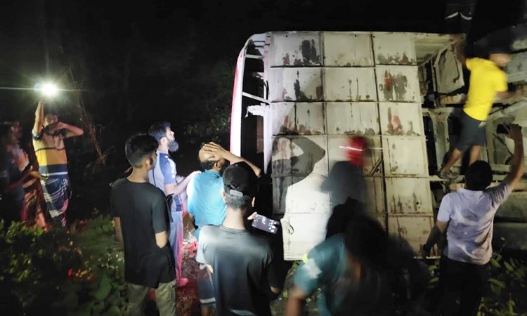 নারায়ণগঞ্জে নিয়ন্ত্রণ হারিয়ে বাস খাদে, শিশু-নারীসহ আহত ৫০