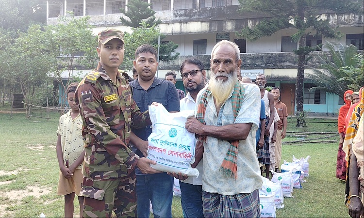 শেরপুরে বন্যা দুর্গতদের মাঝে সেনাবাহিনীর খাদ্যসামগ্রী বিতরণ