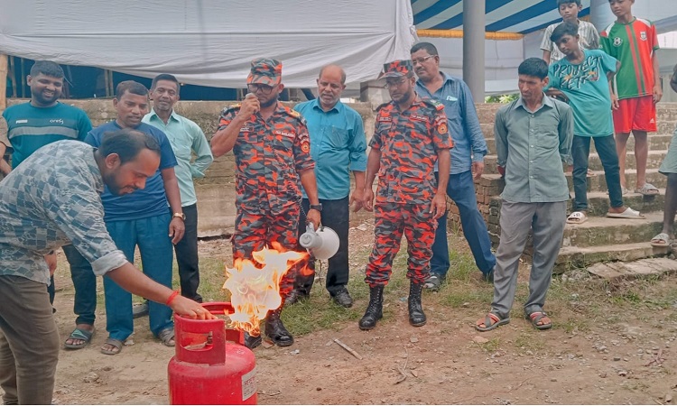 খাগড়াছড়িতে অগ্নিনির্বাপণে ফায়ার সার্ভিসের প্রশিক্ষণ