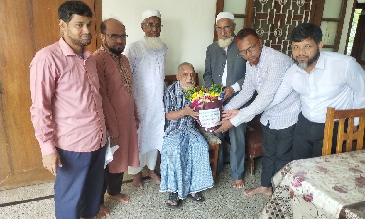 ব্রাহ্মণবাড়িয়ায় আইন কলেজের এডহক কমিটির সভাপতিকে ফুলেল শুভেচ্ছা
