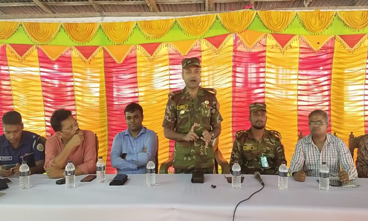 কাউখালীতে দুর্গা পূজা মণ্ডপ পরিদর্শনে সেনাবাহিনী