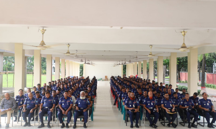 ব্রাহ্মণবাড়িয়ায় দুর্গাপূজা উপলক্ষ্যে অফিসার ও ফোর্সদের ব্রিফিং প্যারেড