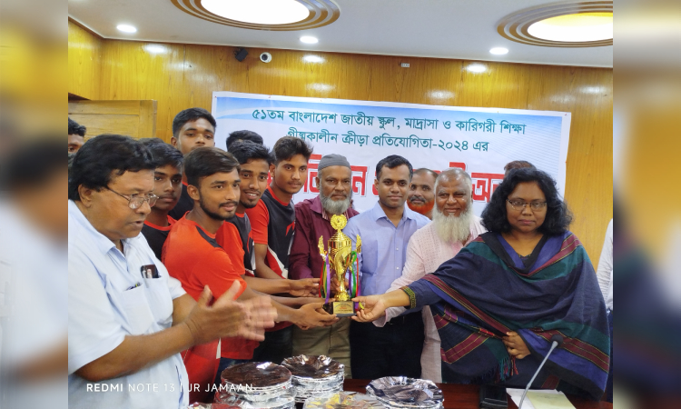 খানসামায় গ্রীষ্মকালীন ক্রীড়া প্রতিযোগিতার পুরস্কার প্রদান
