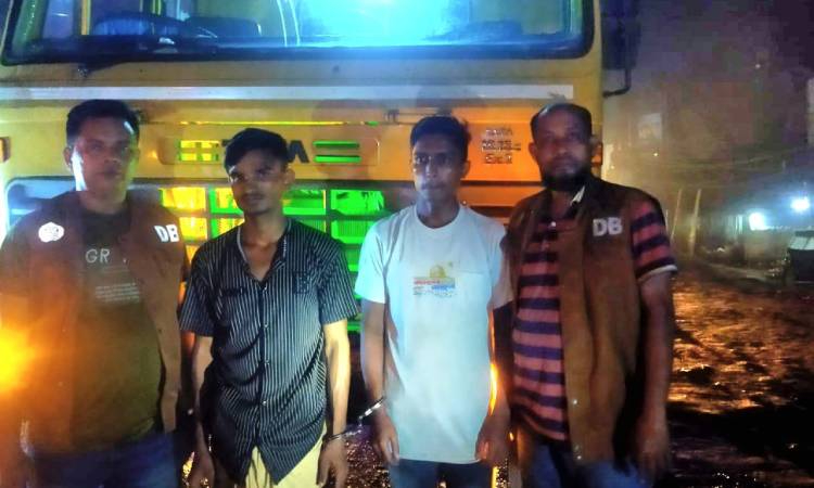 ভারত থেকে চোরাই পথে আনা ট্রাকভর্তি চিনিসহ আটক ২