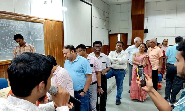আর জি কর হাসপাতালের ৫০ চিকিৎসকের একসঙ্গে ইস্তফা!