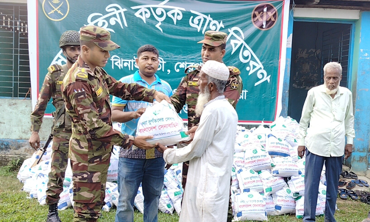 ঝিনাইগাতীতে সেনাবাহিনীর সহায়তা পেলেন ১ হাজার পরিবার