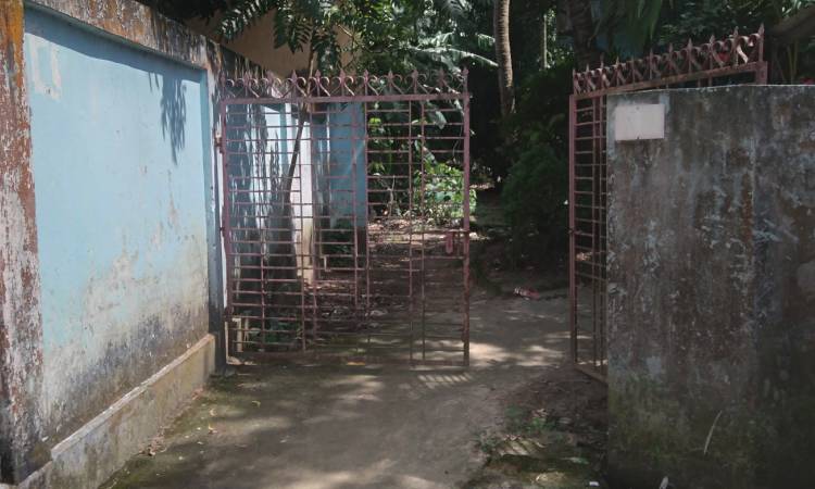 চলাচলের রাস্তা বন্ধ করে গেইট নির্মাণ