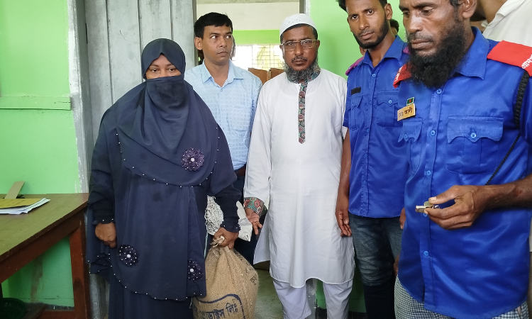 শশীভূষণের সমুদ্রগামী জেলেদের মাঝে চাল বিতরণ